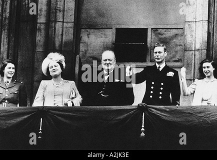 CHURCHILL con la famiglia reale britannica sul balcone di Buckingham Palace per il ve parata del giorno 8 maggio 1945 Foto Stock