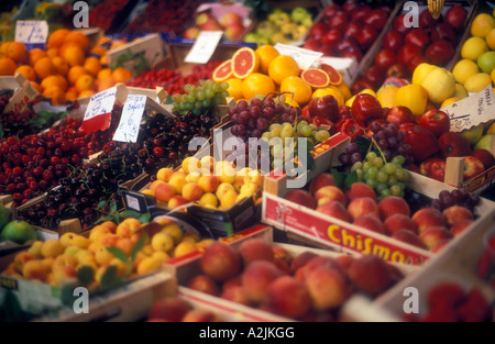 Italia Firenze Mercato Centrale di frutta fresca sul display Foto Stock