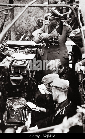 ENIGMA di tedesco generale Heinz Guderian nel suo comando veicolo con soldati utilizzando un codice Enigma macchina nella parte inferiore della foto Foto Stock