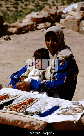 Asia - Giordania - Petra - Beduino donna e bambino vendita collane di perle come negozio di souvenir Foto Stock