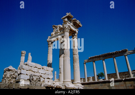 La Turchia, nel nord della costa Egea, Pergamun, l'Acropoli. In stile dorico marmo rovine del tempio di Athena Polias. Foto Stock