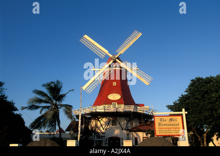 Aruba il mulino ristorante Olde Molen rosso brillante mulino con pale bianche iconica immagine olandese Foto Stock