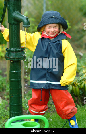 I bambini giocano nel fango Foto Stock
