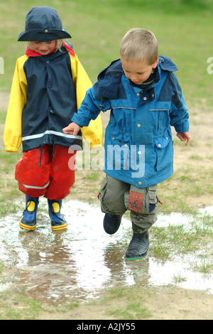 I bambini giocano nel fango Foto Stock