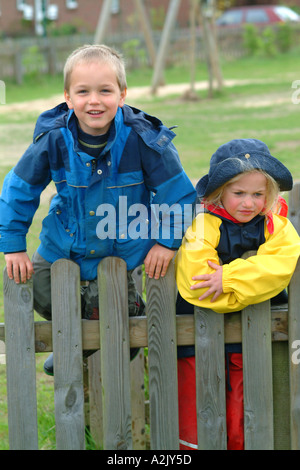 I bambini giocano nel fango Foto Stock