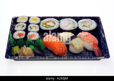 Bento sushi scatola contenente la salsa di soia Gari Wasabi Nigiri Chumaki e Hosomaki Foto Stock