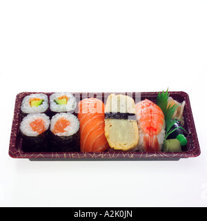 Bento sushi scatola contenente la salsa di soia Gari Wasabi Nigiri e Hosomaki Foto Stock