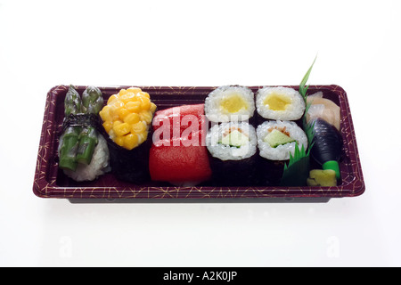 Bento sushi scatola contenente la salsa di soia Gari Wasabi Nigiri Gunkan e Hosomaki Foto Stock
