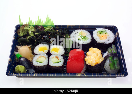 Bento sushi scatola contenente la salsa di soia Gari Wasabi Nigiri Gunkan Chumaki Hosomaki ed insalata Foto Stock