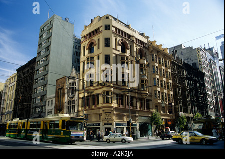 Australia, Melbourne. Edifici storici e tram colorati su Collins Street. Foto Stock