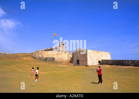 Bambino e grand padre aquilone volante al famoso castello El Morro e storico fort nella vecchia San Juan Puerto Rico USA Foto Stock