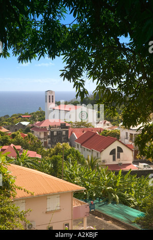 Le Indie occidentali francesi (FWI), Guadalupa, Basse, Terre, trois rivieres,: vista città con la Chiesa Foto Stock