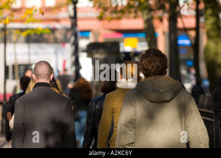 La folla a Donegal Square West Foto Stock