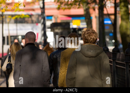 La folla a Donegal Square West Foto Stock