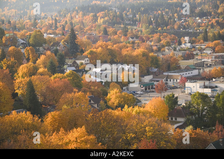 CANADA, British Columbia, Nelson. Autunno Vista della città dal Parco del giroscopio Foto Stock