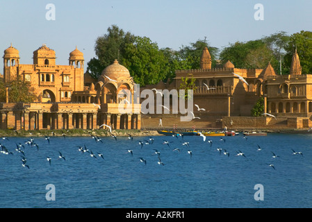 Tempio Jain di Amar Sagar Lago di Jaisalmer Rajasthan in India Foto Stock