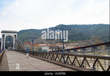 La M Seguin ponte pedonale attraverso il fiume Rodano tra le città gemelle di Tain l'Hermitage e Tournon. Tain l'Hermitage, Drome, Drôme, Francia, Europa Foto Stock