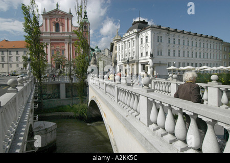 Ponte di pietra sul fiume Ljubljanica nel centro storico di Lubiana Foto Stock