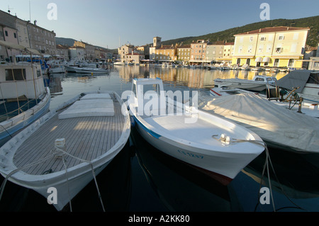 Fishingboats nel porto del centro storico di Cres Foto Stock