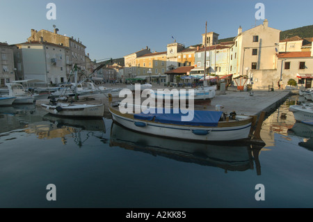 Fishingboats nel porto del centro storico di Cres Foto Stock