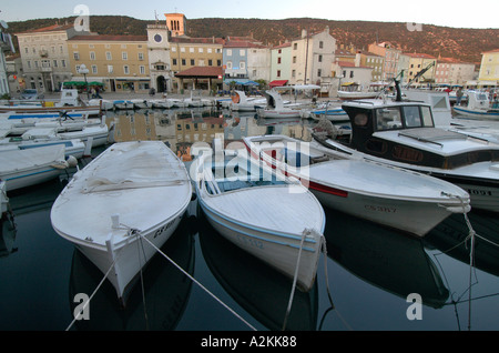 Fishingboats nel porto del centro storico di Cres Foto Stock