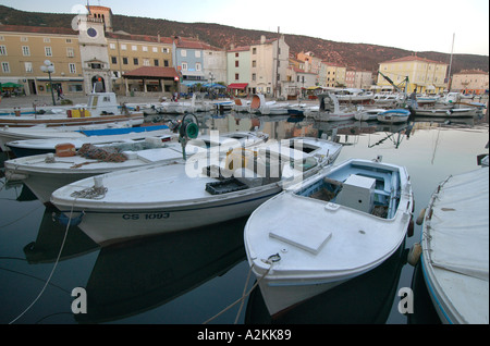 Fishingboats nel porto del centro storico di Cres Foto Stock