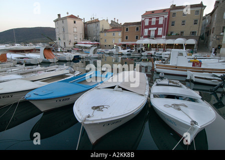 Fishingboats nel porto del centro storico di Cres Foto Stock