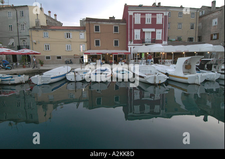 Fishingboats nel porto del centro storico di Cres Foto Stock