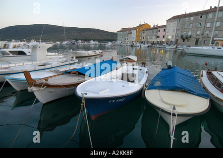 Fishingboats nel porto del centro storico di Cres Foto Stock