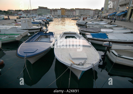 Fishingboats nel porto del centro storico di Cres Foto Stock