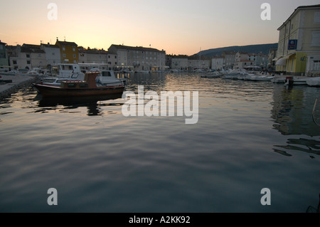 Fishingboats nel porto del centro storico di Cres Foto Stock