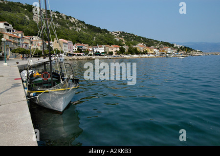 Fishingboats nel porto del centro storico di Baska isola di Krk Foto Stock