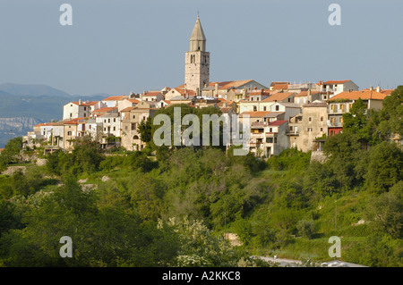 Il borgo medievale di Vrbnik seduto in cima ad una collina Foto Stock