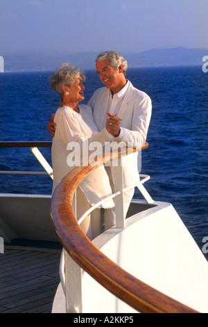 Ritirato coppia senior danza rilassante su grafico mentre al ponte sul balcone mentre in vacanza su una crociera sull'oceano Foto Stock