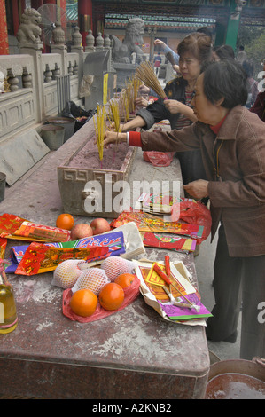 I credenti pregano e sacrificare a Wong Tai Sin tempel Foto Stock