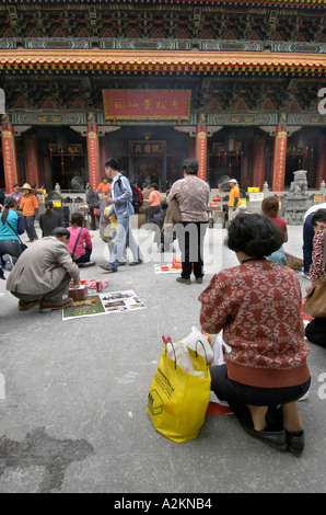 I credenti pregano e sacrificare a Wong Tai Sin tempel Foto Stock