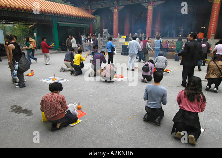 I credenti pregano e sacrificare a Wong Tai Sin tempel Foto Stock