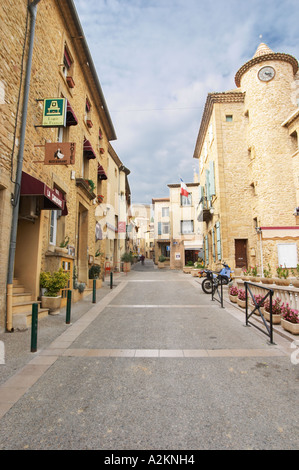 La strada principale del paese che conduce fino alle rovine del palazzo. Chateauneuf du Pape Châteauneuf, Vaucluse Provence, Francia Chateauneuf du Pape Châteauneuf, Vaucluse Provence, Francia Foto Stock