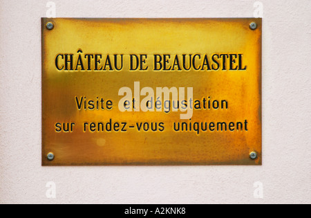 Piastra in ottone all'ingresso - visite e degustazioni su appuntamento. Chateau de Beaucastel, Domaines Perrin, Courthézon Courthezon Vaucluse Francia Europa Foto Stock