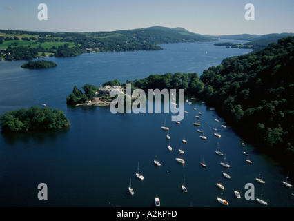 Barche sul Lago di Windermere Cumbria Regno Unito vista aerea Foto Stock