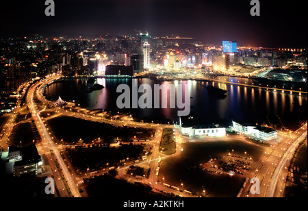 Nightshot di Baia da Praia (Lagos de Nam Van) rivestiti con casinò nella ex colonia portoghese di Macao. Foto Stock