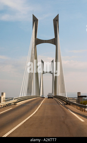 Il Pont Tarascona Beaucaire Bridge completato nel 2000. Cavo-alloggiato bridge, H-pilone, semi-ventaglio, progettato da Michel Virlogeux, architetto: Charles Lavigne, tra Tarascon, Bouches-du-Rhone (13), Provence-Alpes-Côte d'Azur, in Francia e in Beaucaire, Gard (30), Languedoc-Roussillon, Francia Saint Remy Rémy de Provence, Bouches du Rhone, Francia, Europa Foto Stock