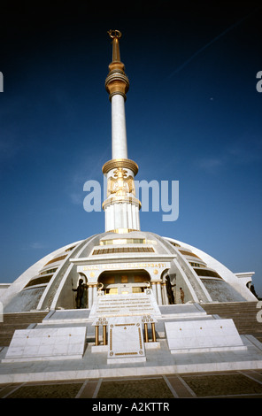 Indipendenza monumento all indipendenza Parco nel quartiere di Berzengi del capitale turkmena di Aşgabat. Foto Stock
