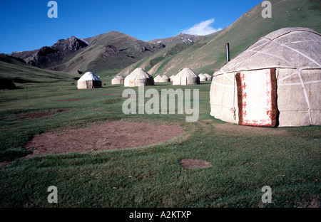 Yurta camp presso il vecchio caravanserai di Tash Rabat nel Kirghizistan meridionale Foto Stock