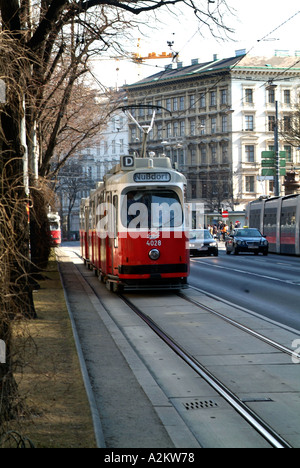 I tram sono una parte centrale della città interna schema di trasporto di Vienna. Foto Stock