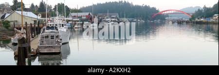 La Conner waterfront sul canale Swinomish Rainbow Bridge in distanza LaConner Skagit County Washington STATI UNITI D'AMERICA Foto Stock