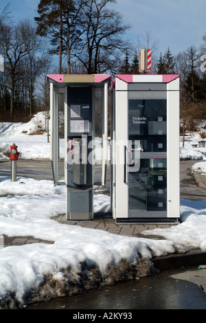 Gruppo di cabine telefoniche circondato da neve in Germania Foto Stock