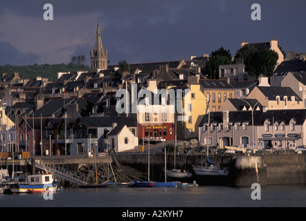 Ue, Francia Bretagna, Finisterre, Douarnenez. Città e porto du Rosmeur Foto Stock