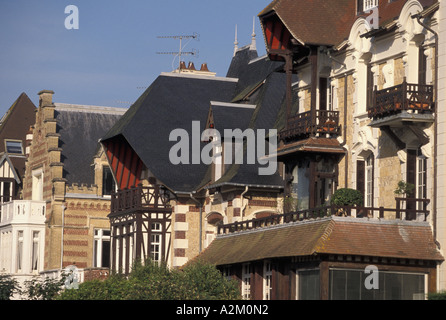 Ue, Francia, Normandia, Calvados, Deauville. Case signorili lungo la Corniche Foto Stock