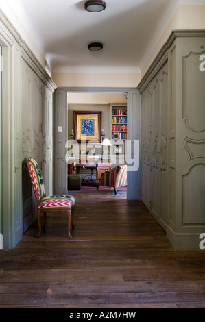 Corridoio con grande armadio e visualizzare attraverso al soggiorno in provenzale country house Foto Stock